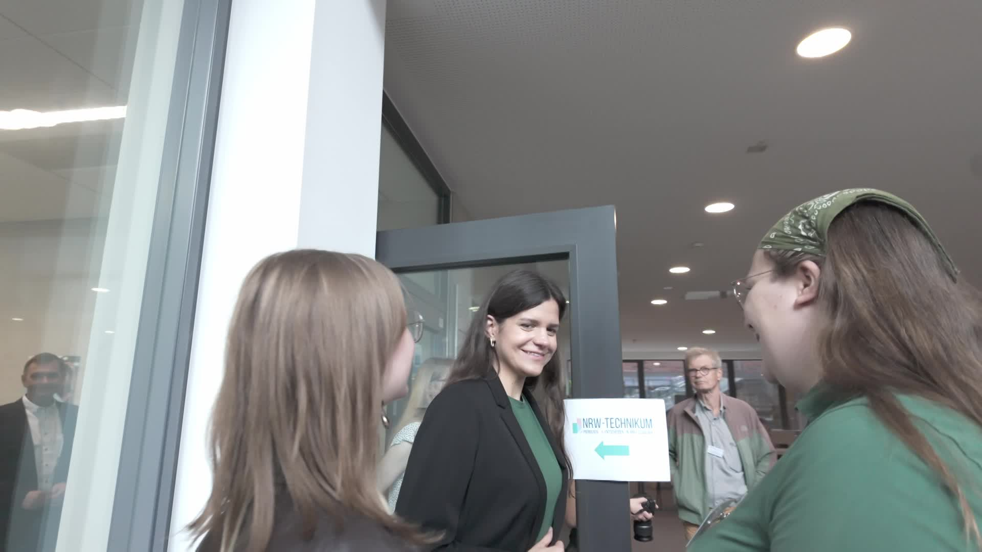 thumbnail of medium /cache/65e2f11a19321c85c7f991be7308218f.png